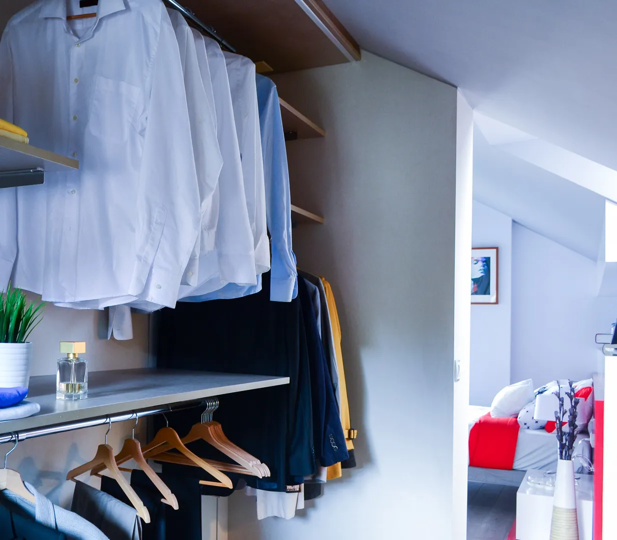 Closet o armario de obra con ropa en su interior